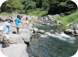 子どもたちがサマーキャンプで釣りを楽しむ写真