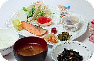 洋食の朝食プレートの写真