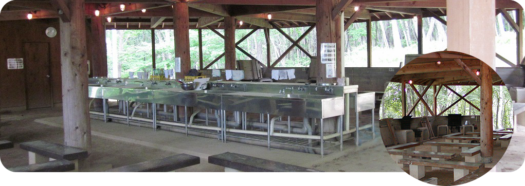 自然の家の森にある野外炊事場の写真